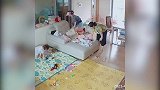 妈妈要上班女儿不让，只能匍匐溜出去，你们家也是这样吗？