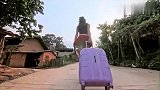 富家女光脚进山村，怪路不好！网友：村民的反应太搞笑了