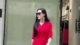 小姐姐穿红色上衣和黑色纱裙的装扮，优雅精致很吸睛！