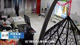 宝妈被掉下的蚰蜒吓到，“百米冲刺”到儿子身后寻求保护