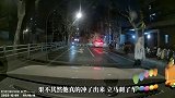 女子晚上开车在路上，突然冲出一人