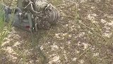 国外士兵降落伞迫降实拍，最终不慎落在车上，降落失败了