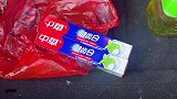 初三去看老丈人，听说他喜欢喝茶，喜欢中华，特意给他买的