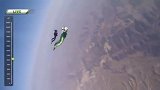 新世界纪录！国外跳伞运动员不带伞7620米高空跳下成功着陆