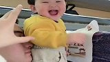 生了个自来熟的女儿，无论见到谁都乐呵呵的，真担心她会跟别人走