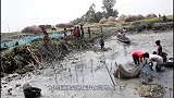 村外水沟经常传出“怪声”！胆大村民抽干水后，一头怪物跑了出来