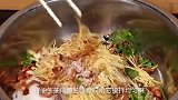 大厨教你年夜饭超级爽口的凉菜，味道嘎嘎的，真的太过瘾了