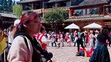 丽江古城四方街，其乐融融，大家一起在这里载歌载舞。