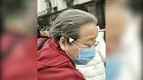 男子偶遇“容嬷嬷”买菜，激动狂喊阿姨，网友：小心拿针扎你