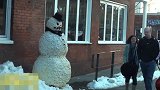 美女路过街道恐怖雪人，对方忽然靠近她晃动，美女吓了一跳！