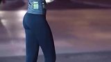 这么冷的天美女还在努力的工作着，我还有什么理由不努力