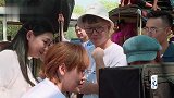 四姐妹拍照，时尚到让大S尖叫，唯独阿雅被吐槽：表情像赶时间！