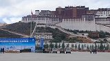 蓝天白云下的布达拉宫