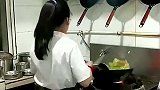 八岁女孩炒菜异常熟练，发现被拍后转身大方与镜头互动