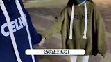大衣哥新儿媳罕见秀恩爱，穿情侣装拉手撒娇，肚子里已有两个宝宝