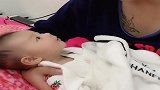 4个月小宝宝和爸爸唠嗑，爸爸一句宝宝一句，太可爱了！
