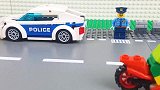 酷玩ING：乐高市警车追逐摩，托车速度竞赛，儿童玩具卡