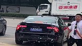 种了一年的地终于提新车了，出门时还给我放礼花炮送行，真有牌面！