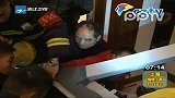 跑步机卡了幼童腿 消防紧急营救