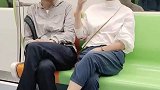 地铁上一对聋哑人的无声交流，没有争吵有的是他们真诚的交流