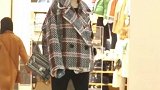 这个小姐姐走路不看手机