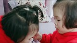 妈妈不在家，双胞胎姐姐竟然喂妹妹吃饭，这场景真是太感动了