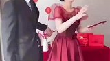 两人相亲仅一周就订婚，新郎搂新娘腰都要小心翼翼