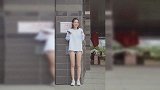 街拍白色印花T恤加蕾丝边，有点小撩人