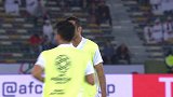 揭幕战球员入场热身面容紧张 阿联酋主场作战受球迷欢迎