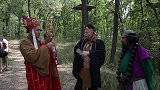 西行路上，八戒和师傅讨论着什么