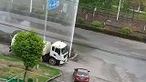 洒水车朝空中这么高的位置洒水是在做结界吗