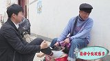 小伙街头擦皮鞋，没想遇见一个客人他要把自己的钱全给他，太逗了