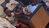 穆勒带着温哥华白浪队友看欧冠比赛，为拜仁加油！