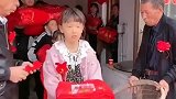 跟随新郎来接亲，看到新娘家送嫁妆的方式，真是第一次见到