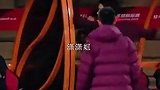 汪士钦换球衣时背部露出大面积纹身 拜合拉木帮他挡住