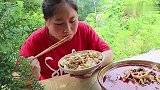 胖妹50块买2斤鸭肠，香辣诱人，好吃到汤都不放过