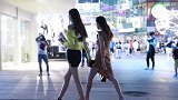 街拍，极品身材妹子来逛街，这样的腿说万里挑一过分吗