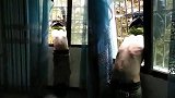 沙雕队再添一员！小偷入室盗窃卡防盗窗 被主人逮个正着