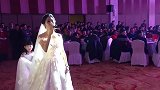 新娘在婚礼上唱歌出场，一张口就被惊艳到了，这是学音乐的吧
