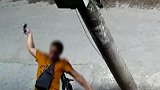男子欲盗窃电动车，怕路人怀疑 情急之下竟玩儿起了自拍