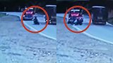 作死摩托车手强行超车与撞卡车 事故前一顿操作漂移跳车保下性命