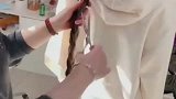 要不是家里困难，哪个女孩能卖自己的辫子看着就感觉揪心