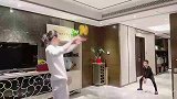 大姐在家教儿子打排球，这波操作厉害了