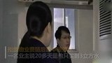 拒缴物业费被停水 女业主为买水抱孩子下跪