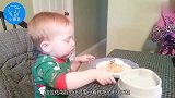 小宝宝饿了要吃东西，竟然抱个空盘子，表情好萌