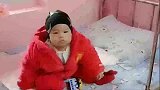 宝宝生病住进了医院，坐在病床上的样子，太让人心疼了！