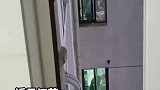 女子在厨房做饭时，看到对面厨房清一色男生在厨房忙活