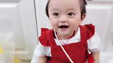 宝宝怎么了呀，她笑的好开心呀