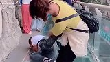 一个大男人走玻璃桥，吓坏了
