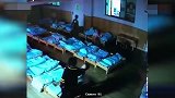 南宁幼儿园老师暴力拉扯孩子头发 用钢尺敲头被警方带走